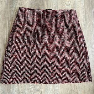 LOFT Outlet black/red/white woven tweed-like skirt. Size 6.